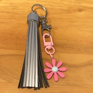 Reflective tassel keychain with daisy charm